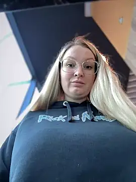 Snapshot of Teya_moon_ chatting on 01.30.25 Teya moon online show from 01.30.25