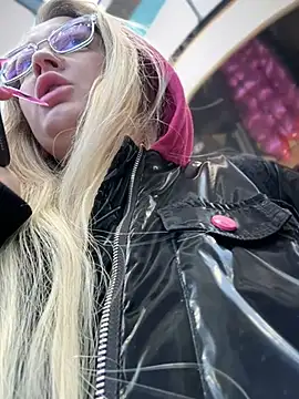 Snapshot of Teya_moon_ chatting on 02.14.25 Teya moon online show from 02.14.25