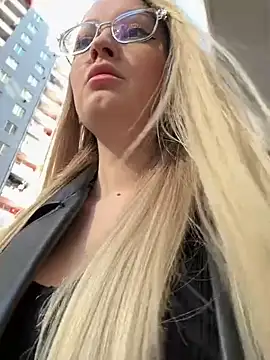 Snapshot of Teya_moon_ chatting on 02.15.25 Teya moon online show from 02.15.25