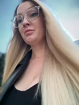 Snapshot of Teya_moon_ chatting on 02.15.25 Teya moon online show from 02.15.25