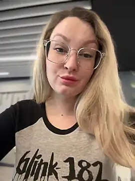 Snapshot of Teya_moon_ chatting on 02.20.25 Teya moon online show from 02.20.25