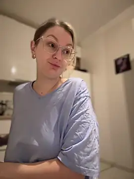 Snapshot of Teya_moon_ chatting on 02.21.25 Teya moon online show from 02.21.25