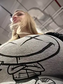 Snapshot of Teya_moon_ chatting on 02.23.25 Teya moon online show from 02.23.25