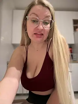 Snapshot of Teya_moon_ chatting on 03.08.25 Teya moon online show from 03.08.25