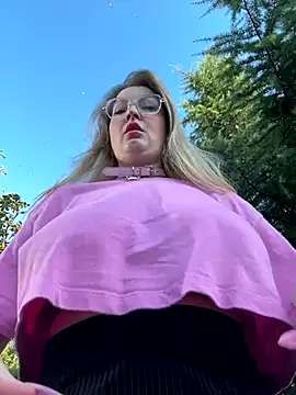 Snapshot of Teya_moon_ chatting on 09.10.25 Teya moon online show from 09.10.25