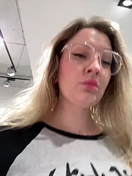 Snapshot of Teya_moon_ chatting on 09.27.25 Teya moon online show from 09.27.25