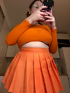 Snapshot of Teya_moon_ chatting on 10.28.25 Teya moon online show from 10.28.25