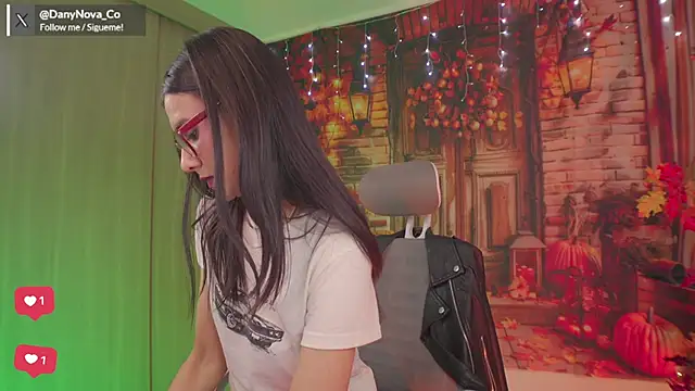 Snapshot of DanyNova_Co chatting on 10.28.25 DanyNova Co online show from 10.28.25