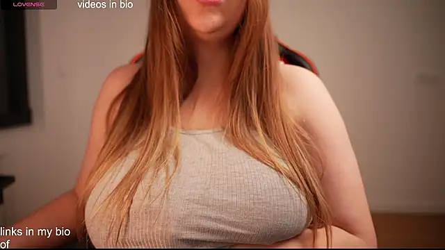 Snapshot of Vikky_Love chatting on 12.29.24 Vikky Love online show from 12.29.24