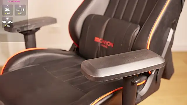 Snapshot of Vikky_Love chatting on 02.14.25 Vikky Love online show from 02.14.25