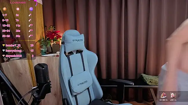 Snapshot of HARU-outdoor-x chatting on 12.25.24 HARU-outdoor-x online show from 12.25.24