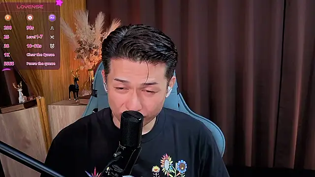 Snapshot of HARU-outdoor-x chatting on 10.27.25 HARU-outdoor-x online show from 10.27.25