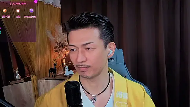 Snapshot of HARU-outdoor-x chatting on 10.31.25 HARU-outdoor-x online show from 10.31.25