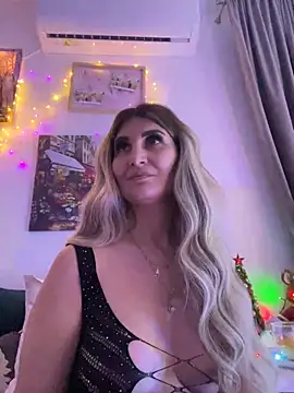 Snapshot of EvelynFrances chatting on 12.30.24 EvelynFrances online show from 12.30.24