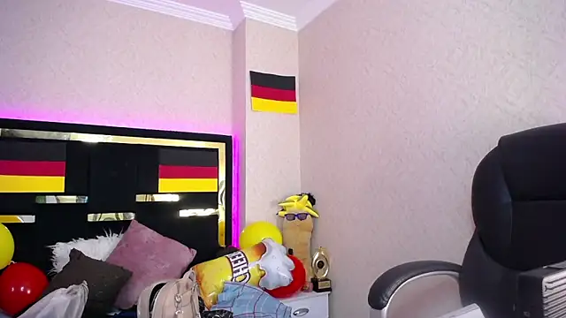 Snapshot of Moon_Water__ chatting on 09.29.25 Moon Water online show from 09.29.25