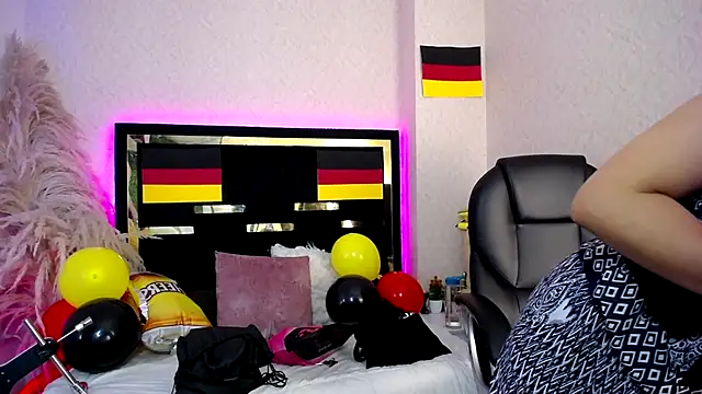 Snapshot of Moon_Water__ chatting on 10.02.25 Moon Water online show from 10.02.25