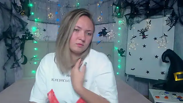 Snapshot of SallyVerda chatting on 10.16.25 SallyVerda online show from 10.16.25