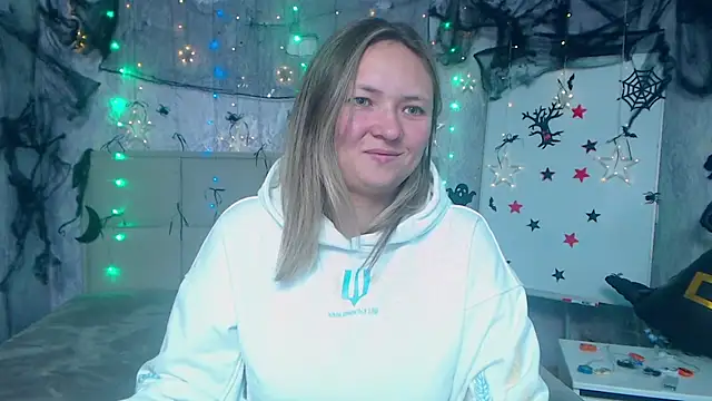 Snapshot of SallyVerda chatting on 10.21.25 SallyVerda online show from 10.21.25