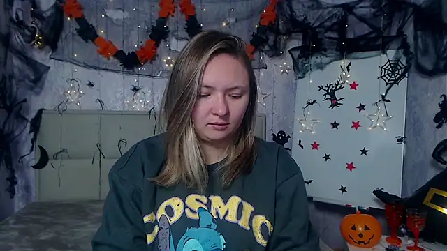 Snapshot of SallyVerda chatting on 10.22.25 SallyVerda online show from 10.22.25