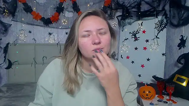 Snapshot of SallyVerda chatting on 10.24.25 SallyVerda online show from 10.24.25