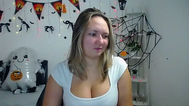 Snapshot of SallyVerda chatting on 10.27.25 SallyVerda online show from 10.27.25