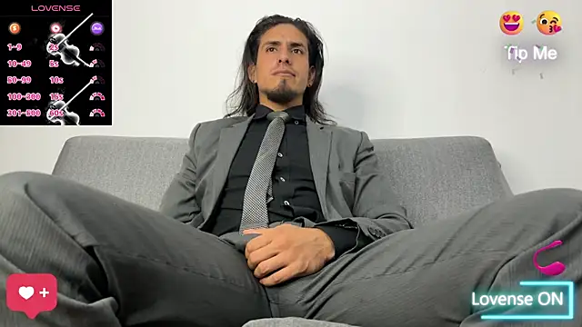 Snapshot of Tom_blunt96 chatting on 10.11.25 Tom blunt96 online show from 10.11.25