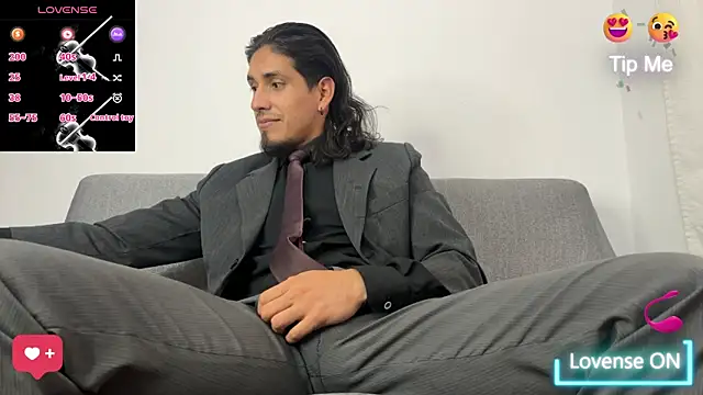 Snapshot of Tom_blunt96 chatting on 10.16.25 Tom blunt96 online show from 10.16.25