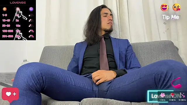 Snapshot of Tom_blunt96 chatting on 11.05.25 Tom blunt96 online show from 11.05.25