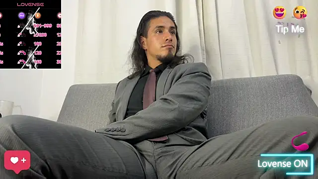 Snapshot of Tom_blunt96 chatting on 11.10.25 Tom blunt96 online show from 11.10.25