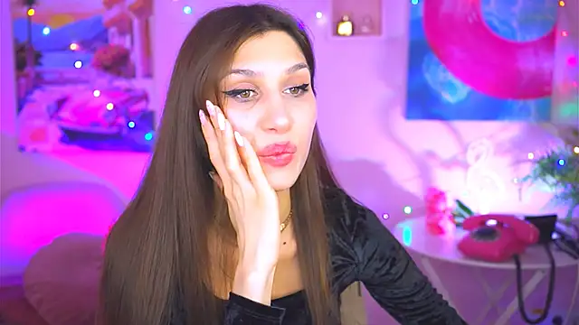 Snapshot of MollyPerry chatting on 12.21.24 MollyPerry online show from 12.21.24