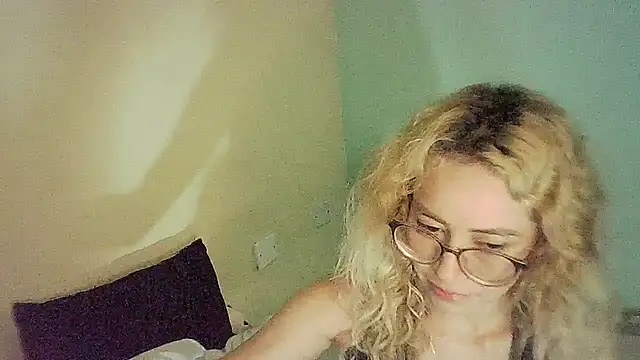 Snapshot of JuliaMack chatting on 12.19.24 JuliaMack online show from 12.19.24