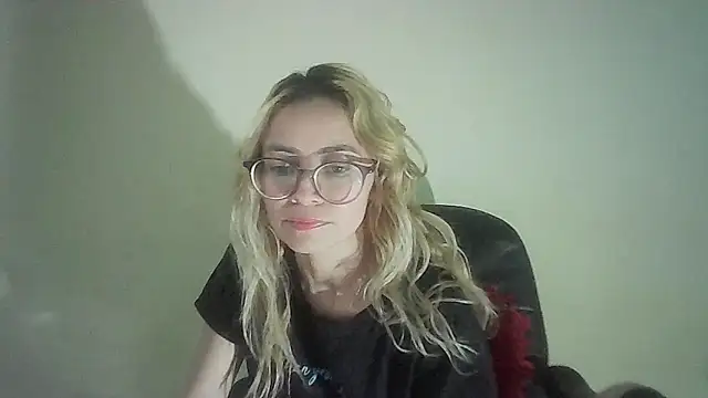 Snapshot of JuliaMack chatting on 01.02.25 JuliaMack online show from 01.02.25