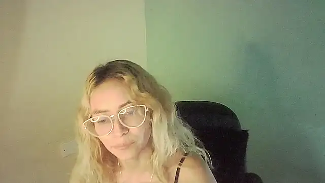 Snapshot of JuliaMack chatting on 01.09.25 JuliaMack online show from 01.09.25