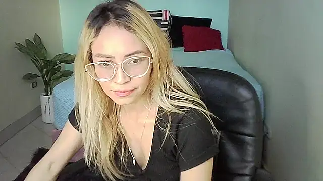 Snapshot of JuliaMack chatting on 02.26.25 JuliaMack online show from 02.26.25