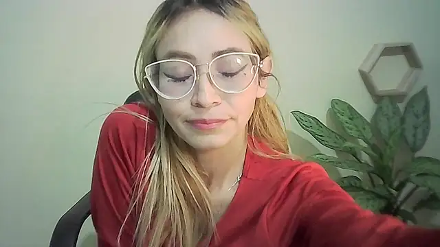 Snapshot of JuliaMack chatting on 03.01.25 JuliaMack online show from 03.01.25