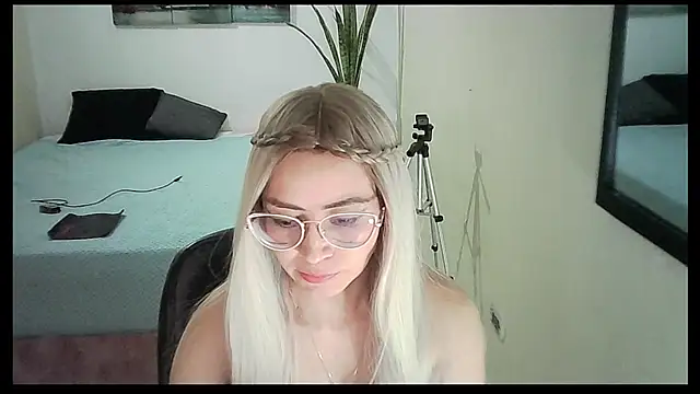 JuliaMack online show from 11.05.25