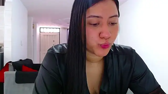 LuciaTomson online show from 05.21.26