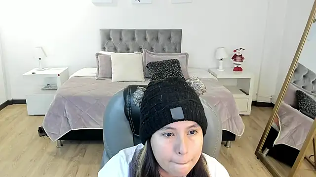  Natalie18 online show from 12.27.24