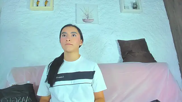 Snapshot of emiily_s chatting on 02.01.25 emiily s online show from 02.01.25