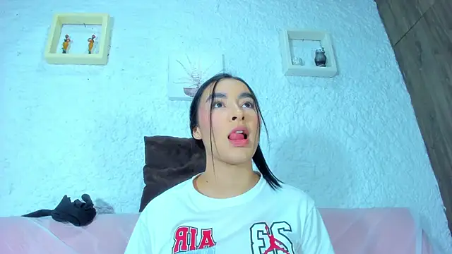 Snapshot of emiily_s chatting on 02.05.25 emiily s online show from 02.05.25