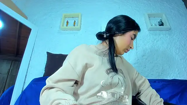 Snapshot of emiily_s chatting on 03.12.25 emiily s online show from 03.12.25