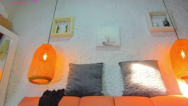 Snapshot of emiily_s chatting on 09.16.25 emiily s online show from 09.16.25