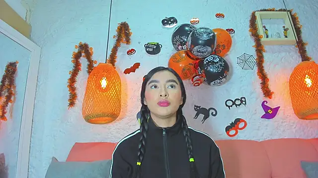 Snapshot of emiily_s chatting on 10.29.25 emiily s online show from 10.29.25