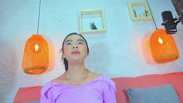 Snapshot of emiily_s chatting on 11.06.25 emiily s online show from 11.06.25