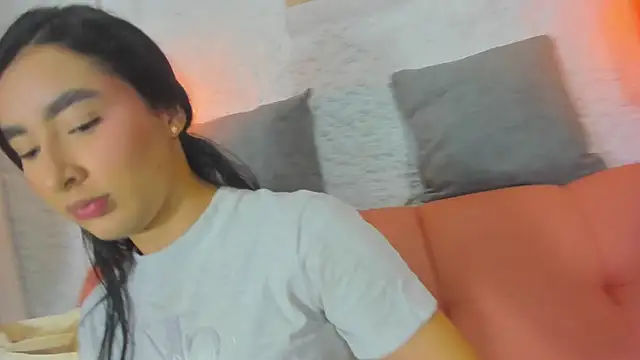 Snapshot of emiily_s chatting on 11.08.25 emiily s online show from 11.08.25