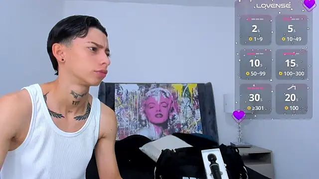 Snapshot of AmberAdams_ chatting on 12.18.24 AmberAdams online show from 12.18.24