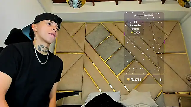 Snapshot of AmberAdams_ chatting on 10.05.25 AmberAdams online show from 10.05.25