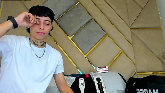 Snapshot of AmberAdams_ chatting on 10.19.25 AmberAdams online show from 10.19.25