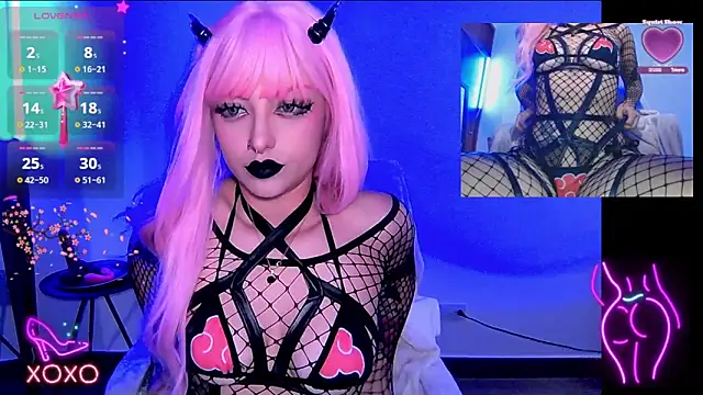 Snapshot of HollyDominic chatting on 02.05.25 HollyDominic online show from 02.05.25