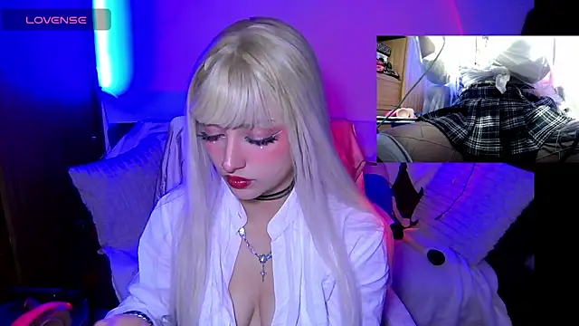 Snapshot of HollyDominic chatting on 11.06.25 HollyDominic online show from 11.06.25